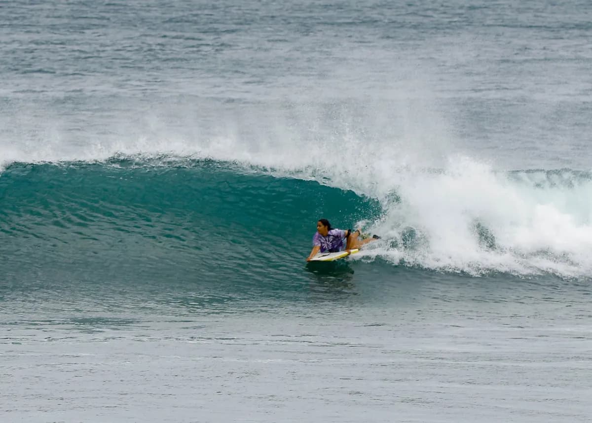 @noelia-beatriz captures a thrilling barrel ride with style.