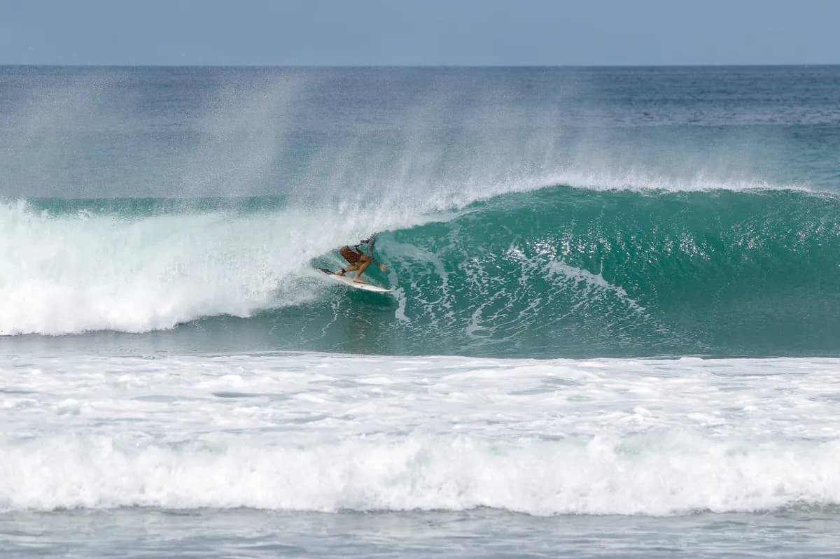 Surfer @fernando-heinert rides a perfect hollow barrel.