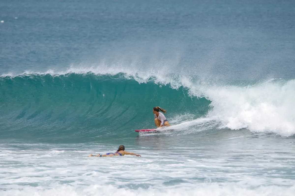 @mariaelena charges a peeling wave with style.