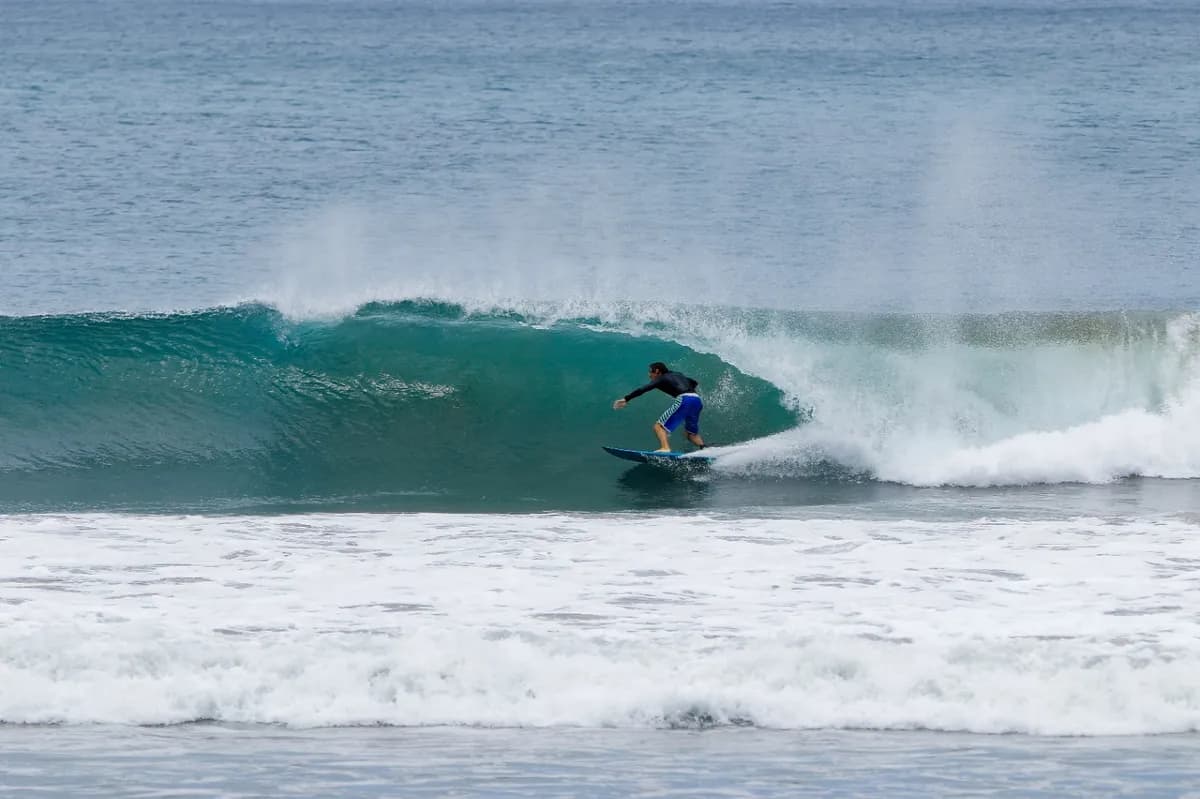@felipe-heinert rides a clean right-hand barrel gracefully.