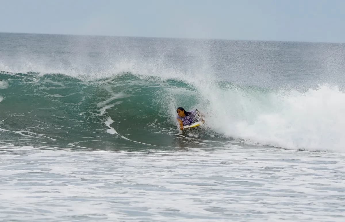 @noelia-beatriz skillfully tucks into a green barrel.
