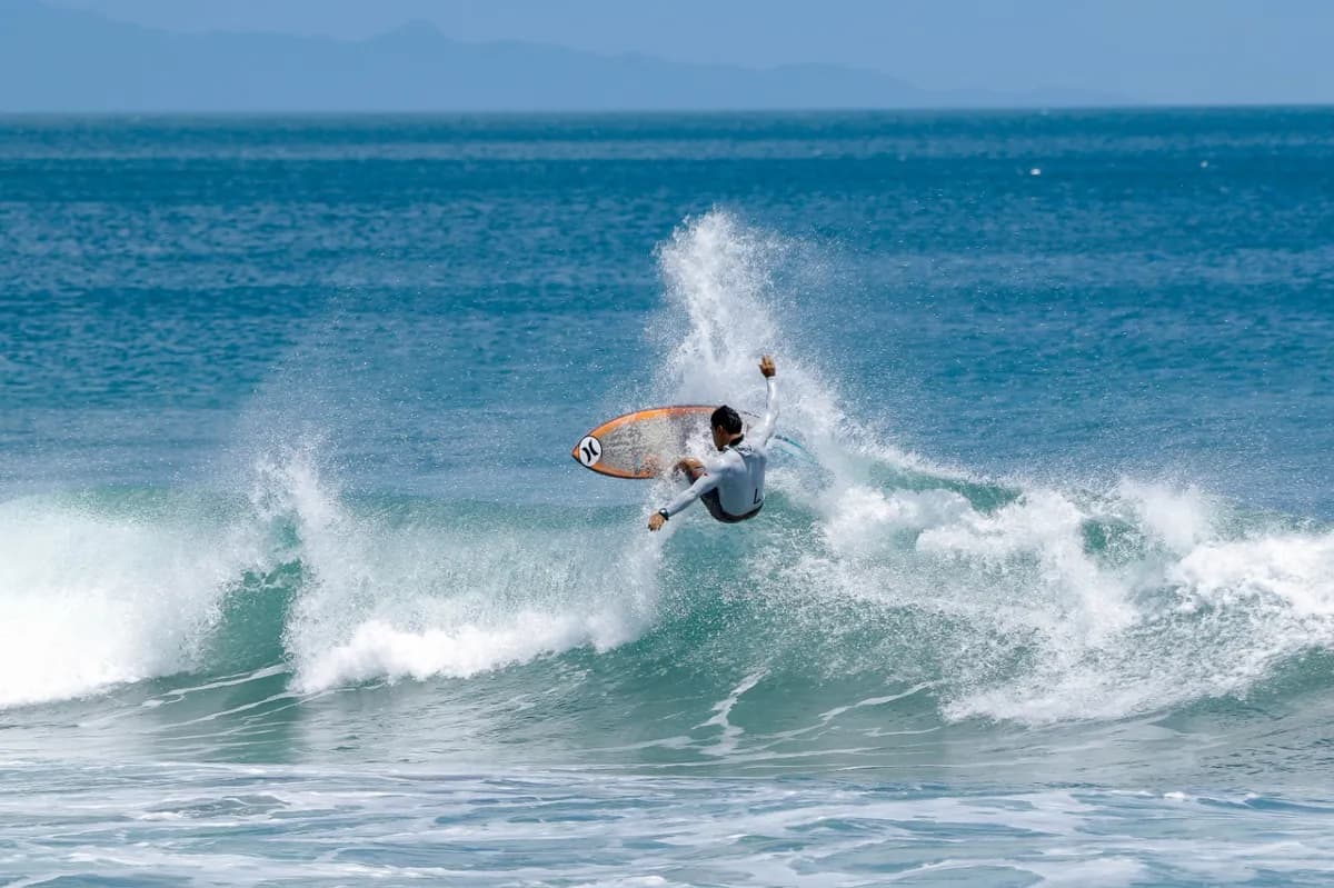 @kevin-cortez launches into an impressive air above the wave.