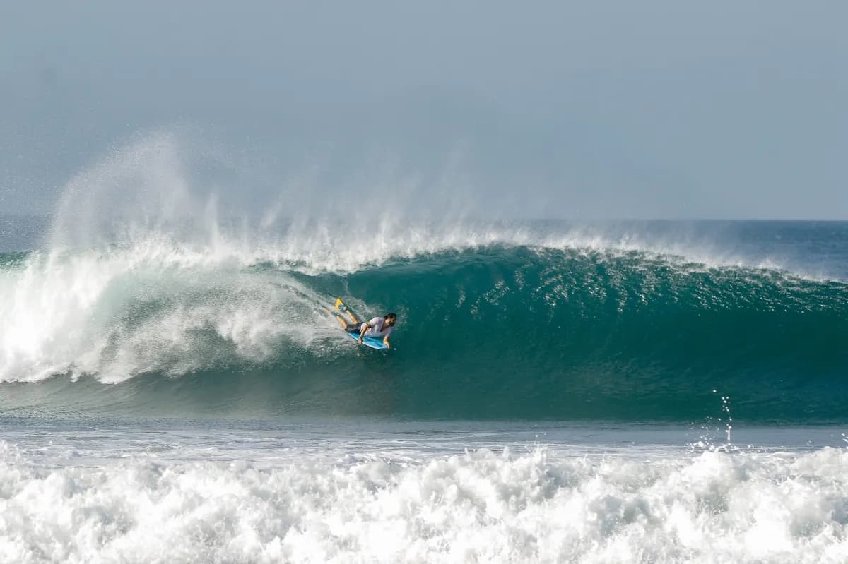 @marcos-muscuriello rides a perfect right-hand barrel.