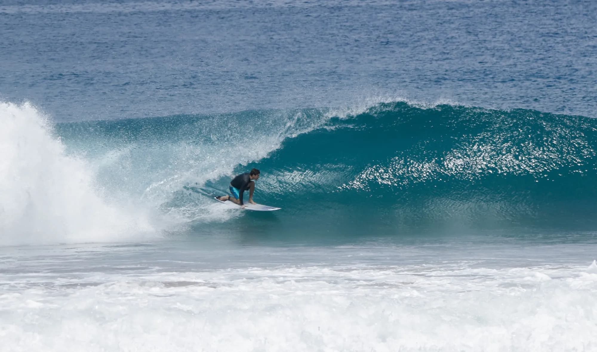 @felipe-heinert tucked inside a perfect blue barrel.